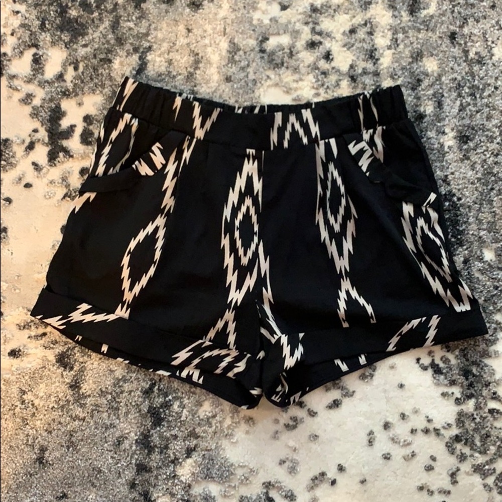 Skies are Blue Shorts size Small with pockets